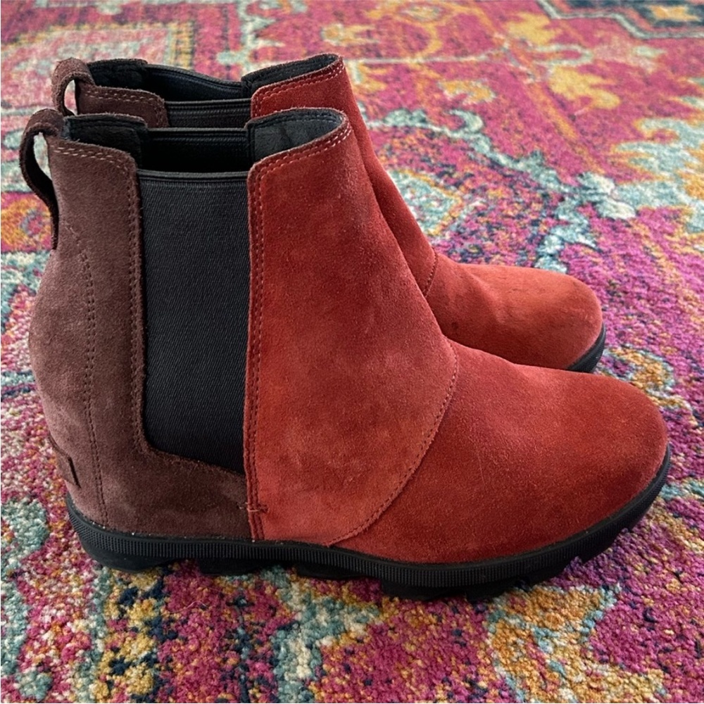 Sorel | Women's Red/Brown/Black Suede Joan A Wedge II Pull On Ankle Boots Sz 8.5 - Picture 2 of 14